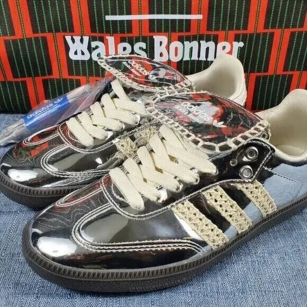 Adidas Kids Sneakers in Shiny Silver and Cream